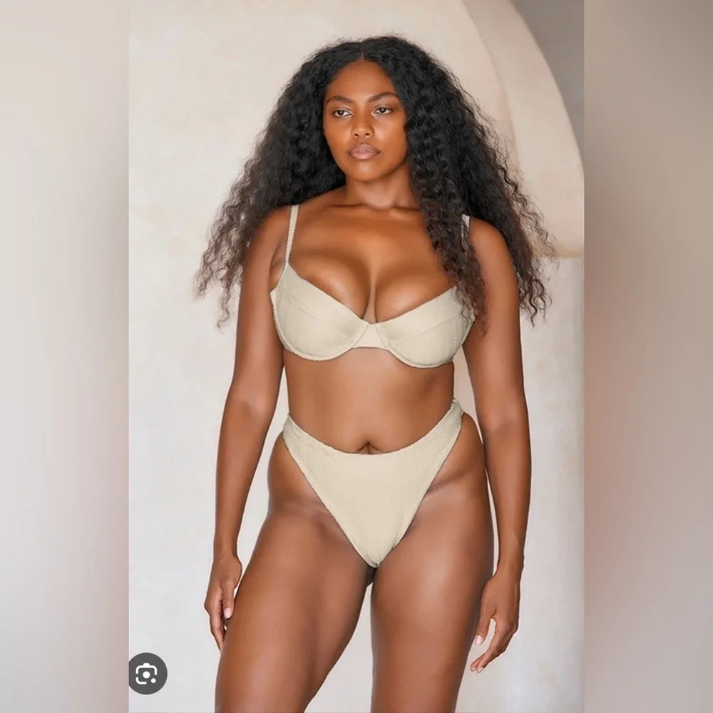 Monday Swimwear Maui Top in Vanilla Chevron Size V
